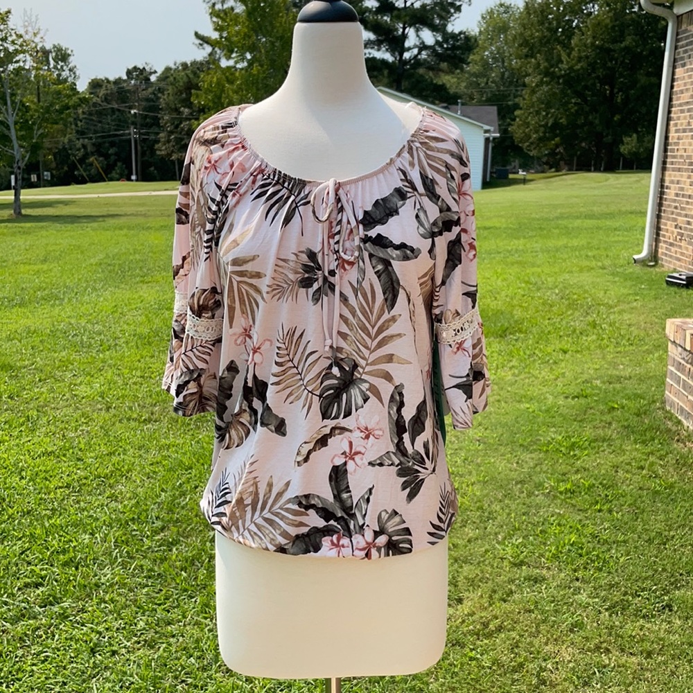 Naif Petite Women’s Beige Floral Top